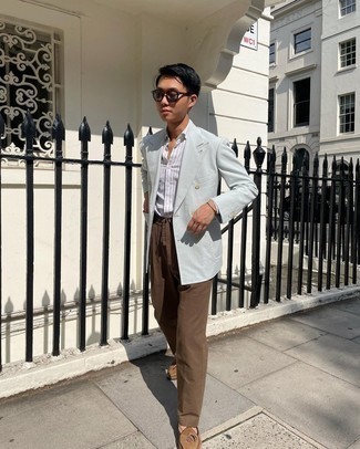Herren Outfits 2021: Kombinieren Sie ein graues Zweireiher-Sakko mit einer braunen Chinohose, wenn Sie einen gepflegten und stylischen Look wollen. Ergänzen Sie Ihr Outfit mit braunen Wildleder Slippern, um Ihr Modebewusstsein zu zeigen.