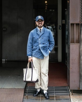 Blaues Zweireiher-Sakko aus Baumwolle kombinieren – 7 Herren Outfits: Tragen Sie ein blaues Zweireiher-Sakko aus Baumwolle und eine hellbeige Chinohose für Drinks nach der Arbeit. Wählen Sie schwarzen Leder Slipper, um Ihr Modebewusstsein zu zeigen.