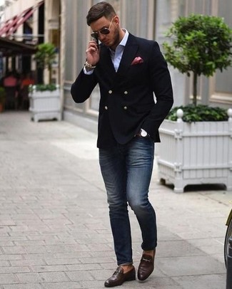 30 Jährige: Schwarzes Sakko kombinieren – 405 Smart-Casual Herren Outfits warm Wetter: Tragen Sie ein schwarzes Sakko und dunkelblauen enge Jeans für einen für die Arbeit geeigneten Look. Fühlen Sie sich mutig? Ergänzen Sie Ihr Outfit mit dunkelbraunen Leder Slippern.