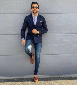 Welche Jeans mit dunkelbrauner Slipper mit Quasten zu tragen – 275 Smart-Casual Herren Outfits: Paaren Sie ein dunkelblaues Zweireiher-Sakko mit Jeans, um einen eleganten, aber nicht zu festlichen Look zu kreieren. Machen Sie Ihr Outfit mit dunkelbraunen Slippern mit Quasten eleganter.