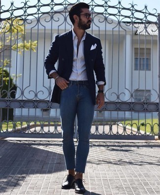 30 Jährige: Wie blaues Sakko mit blauer enger Jeans zu kombinieren – 46 Herren Outfits: Kombinieren Sie ein blaues Sakko mit blauen engen Jeans, um einen eleganten, aber nicht zu festlichen Look zu kreieren. Komplettieren Sie Ihr Outfit mit schwarzen Leder Oxford Schuhen, um Ihr Modebewusstsein zu zeigen.