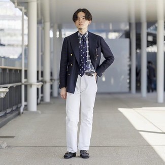 Dunkelblaues Zweireiher-Sakko kombinieren – 500+ Herren Outfits: Kombinieren Sie ein dunkelblaues Zweireiher-Sakko mit weißen Jeans, wenn Sie einen gepflegten und stylischen Look wollen. Heben Sie dieses Ensemble mit schwarzen Leder Slippern hervor.