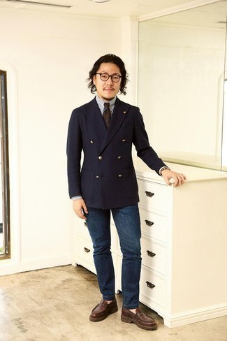 Braune Leder Slipper kombinieren – 1200+ Herren Outfits: Entscheiden Sie sich für ein dunkelblaues Zweireiher-Sakko und dunkelblauen Jeans für Drinks nach der Arbeit. Fühlen Sie sich ideenreich? Wählen Sie braunen Leder Slipper.