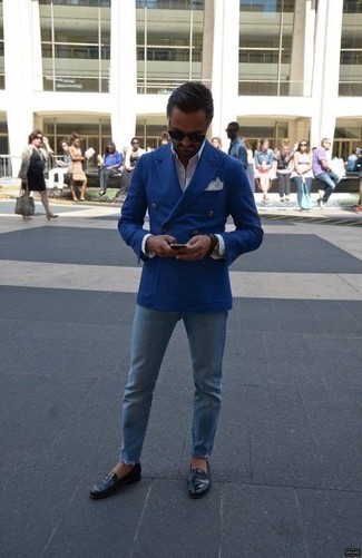 Welche Slipper mit dunkelblauen Zweireiher-Sakkos zu tragen – 500+ Herren Outfits: Kombinieren Sie ein dunkelblaues Zweireiher-Sakko mit hellblauen Jeans, wenn Sie einen gepflegten und stylischen Look wollen. Slipper bringen klassische Ästhetik zum Ensemble.