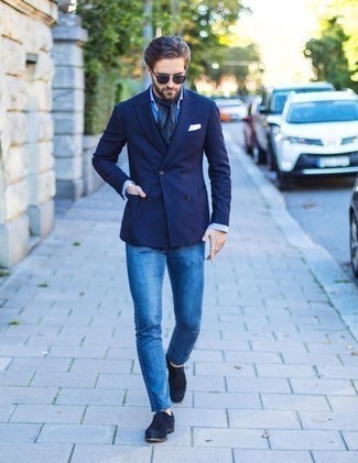 Dunkelblauen Schal kombinieren – 500+ Herren Outfits: Arbeitsreiche Tage verlangen nach einem einfachen, aber dennoch stylischen Outfit, wie zum Beispiel ein dunkelblaues Zweireiher-Sakko und ein dunkelblauer Schal. Dunkelblaue Wildleder Oxford Schuhe sind eine einfache Möglichkeit, Ihren Look aufzuwerten.