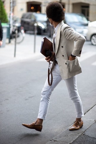 Wie hellbeige Zweireiher-Sakko mit weißer Jeans zu kombinieren – 5 Sommer Herren Outfits: Entscheiden Sie sich für ein hellbeige Zweireiher-Sakko und weißen Jeans für Ihren Bürojob. Vervollständigen Sie Ihr Outfit mit braunen Leder Slippern, um Ihr Modebewusstsein zu zeigen. Mit diesem Look sind Sie im Sommer immer gut angezogen.