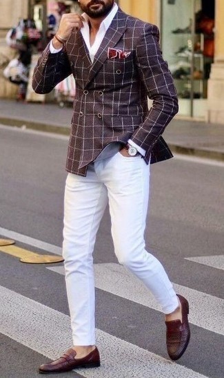 Rotes Sakko kombinieren – 345 Herren Outfits: Vereinigen Sie ein rotes Sakko mit weißen Jeans für einen für die Arbeit geeigneten Look. Schalten Sie Ihren Kleidungsbestienmodus an und machen dunkelroten geflochtenen Leder Slipper zu Ihrer Schuhwerkwahl.