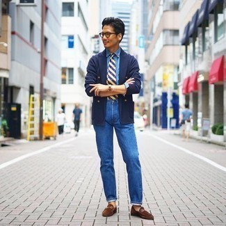 Blaue Jeans kombinieren – 29 Elegante Sommer Herren Outfits: Kombinieren Sie ein dunkelblaues Zweireiher-Sakko mit blauen Jeans für Ihren Bürojob. Fühlen Sie sich mutig? Vervollständigen Sie Ihr Outfit mit braunen Wildleder Slippern. Dieses Outfit  ist für den Sommer einfach genial.