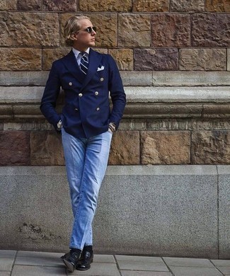 30 Jährige: Hellblaue Jeans kombinieren – 7 Elegante Herren Outfits: Kombinieren Sie ein dunkelblaues Zweireiher-Sakko mit hellblauen Jeans, um einen modischen Freizeitlook zu kreieren. Schalten Sie Ihren Kleidungsbestienmodus an und machen schwarzen Leder Slipper zu Ihrer Schuhwerkwahl.