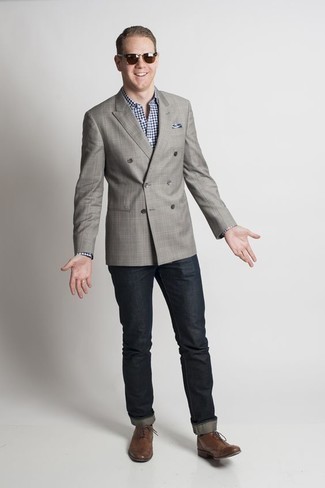 Graues Zweireiher-Sakko mit Schottenmuster kombinieren – 77 Herren Outfits: Kombinieren Sie ein graues Zweireiher-Sakko mit Schottenmuster mit dunkelblauen Jeans für Ihren Bürojob. Fühlen Sie sich ideenreich? Ergänzen Sie Ihr Outfit mit braunen Leder Oxford Schuhen.
