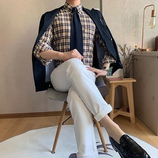 30 Jährige: Dunkelblaues Zweireiher-Sakko kombinieren – 500+ Herren Outfits warm Wetter: Kombinieren Sie ein dunkelblaues Zweireiher-Sakko mit weißen Jeans für Ihren Bürojob. Fühlen Sie sich mutig? Wählen Sie schwarzen Leder Slipper.