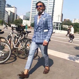 50 Jährige: Wie Businesshemd mit Slipper zu kombinieren – 80 Smart-Casual Herren Outfits: Kombinieren Sie ein Businesshemd mit hellblauen Jeans für einen für die Arbeit geeigneten Look. Fühlen Sie sich ideenreich? Komplettieren Sie Ihr Outfit mit Slippern.