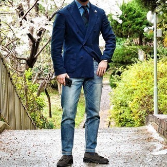 Jeans kombinieren – 106 Elegante Herren Outfits warm Wetter: Paaren Sie ein dunkelblaues Zweireiher-Sakko mit Jeans für einen für die Arbeit geeigneten Look. Ergänzen Sie Ihr Outfit mit dunkelbraunen Wildleder Slippern mit Quasten, um Ihr Modebewusstsein zu zeigen.