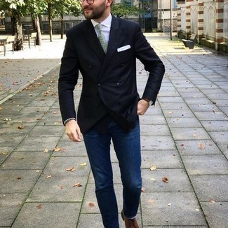 Mintgrüne bedruckte Krawatte kombinieren – 27 Herren Outfits: Kombinieren Sie ein dunkelblaues Zweireiher-Sakko mit einer mintgrünen bedruckten Krawatte für eine klassischen und verfeinerte Silhouette. Dieses Outfit passt hervorragend zusammen mit braunen Leder Oxford Schuhen.