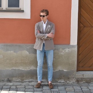 30 Jährige: Welche Sakkos mit hellblauer Jeans zu tragen – 7 Elegante Herren Outfits: Kombinieren Sie ein Sakko mit hellblauen Jeans, um einen modischen Freizeitlook zu kreieren. Entscheiden Sie sich für braunen Wildleder Slipper mit Quasten, um Ihr Modebewusstsein zu zeigen.