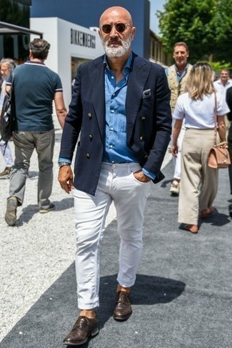 Hellblaues Businesshemd kombinieren – 500+ Herren Outfits: Erwägen Sie das Tragen von einem hellblauen Businesshemd und weißen Jeans für einen für die Arbeit geeigneten Look. Setzen Sie bei den Schuhen auf die klassische Variante mit dunkelbraunen Leder Derby Schuhen.