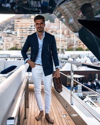 Bootsschuhe kombinieren – 825+ Herren Outfits: Kombinieren Sie ein dunkelblaues Zweireiher-Sakko mit weißen Jeans, wenn Sie einen gepflegten und stylischen Look wollen. Fühlen Sie sich ideenreich? Ergänzen Sie Ihr Outfit mit Bootsschuhen.
