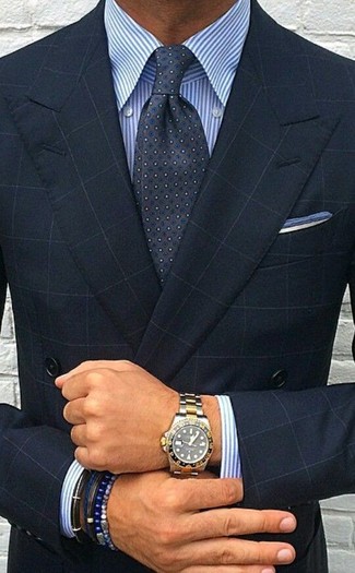 dunkelblaues Zweireiher-Sakko mit Karomuster, weißes und blaues vertikal gestreiftes Businesshemd, dunkelgraue gepunktete Krawatte, weißes und blaues Einstecktuch für Herren