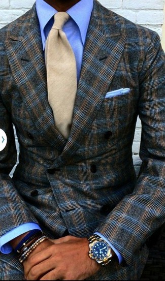 Hellbeige Wollkrawatte kombinieren – 5 Herren Outfits: Kombinieren Sie ein dunkelbraunes Zweireiher-Sakko mit Schottenmuster mit einer hellbeige Wollkrawatte für einen stilvollen, eleganten Look.