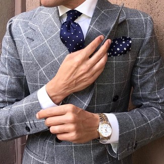 Dunkelblaue gepunktete Krawatte kombinieren – 365 Elegante Herren Outfits: Vereinigen Sie ein graues Zweireiher-Sakko mit Karomuster mit einer dunkelblauen gepunkteten Krawatte, um vor Klasse und Perfektion zu strotzen.