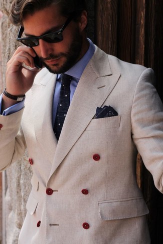 Dunkelblaues Einstecktuch kombinieren – 500+ Elegante Herren Outfits: Kombinieren Sie ein hellbeige Zweireiher-Sakko mit einem dunkelblauen Einstecktuch für ein bequemes Outfit, das außerdem gut zusammen passt.