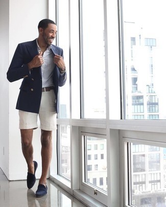 Welche Shorts mit dunkelblauer Slipper zu tragen – 16 Herren Outfits: Kombinieren Sie ein dunkelblaues Zweireiher-Sakko mit Shorts, um einen modischen Freizeitlook zu kreieren. Fühlen Sie sich mutig? Ergänzen Sie Ihr Outfit mit dunkelblauen Slippern.