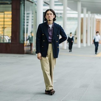 Gürtel kombinieren – 500+ Herren Outfits: Vereinigen Sie ein dunkelblaues Zweireiher-Sakko mit einem Gürtel für ein großartiges Wochenend-Outfit. Fühlen Sie sich ideenreich? Vervollständigen Sie Ihr Outfit mit dunkelbraunen Leder Slippern.