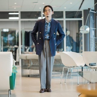 30 Jährige: Leder Slipper kombinieren – 500+ Herren Outfits: Kombinieren Sie ein dunkelblaues Zweireiher-Sakko mit einer grauen Anzughose für eine klassischen und verfeinerte Silhouette. Fühlen Sie sich mutig? Wählen Sie Leder Slipper.