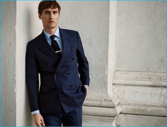 Wie hellblaues Businesshemd mit dunkelblauer Anzughose zu kombinieren – 209 Herren Outfits: Vereinigen Sie ein hellblaues Businesshemd mit einer dunkelblauen Anzughose für eine klassischen und verfeinerte Silhouette.