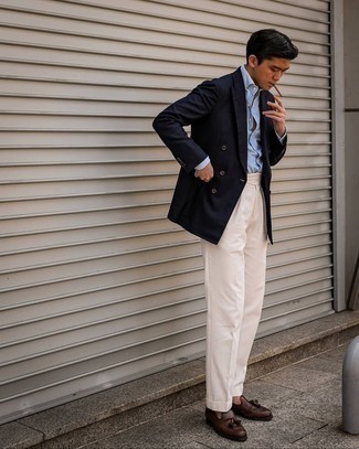 Hellbeige Anzughose kombinieren – 500+ Elegante Sommer Herren Outfits: Paaren Sie ein dunkelblaues Zweireiher-Sakko mit einer hellbeige Anzughose für eine klassischen und verfeinerte Silhouette. Fühlen Sie sich ideenreich? Entscheiden Sie sich für dunkelbraunen Leder Slipper mit Quasten. So einfach kann ein stylisches Sommer-Outfit sein.