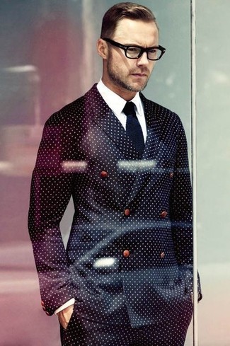 Dunkelblaue gepunktete Anzughose kombinieren – 7 Herren Outfits: Entscheiden Sie sich für ein dunkelblaues gepunktetes Zweireiher-Sakko und eine dunkelblaue gepunktete Anzughose für einen stilvollen, eleganten Look.
