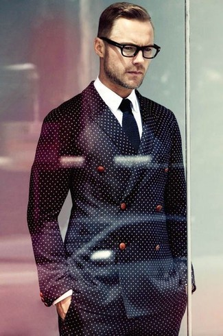 Dunkelblaues gepunktetes Sakko kombinieren – 14 Herren Outfits: Kombinieren Sie ein dunkelblaues gepunktetes Sakko mit einer dunkelblauen gepunkteten Anzughose, um vor Klasse und Perfektion zu strotzen.