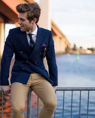 Beige Hose kombinieren – 500+ Elegante Herren Outfits: Kombinieren Sie ein dunkelblaues Zweireiher-Sakko mit einer beige Hose für einen für die Arbeit geeigneten Look.