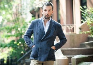 40 Jährige: Wie Sakko mit Chinohose zu kombinieren – 23 Elegante Herren Outfits warm Wetter: Kombinieren Sie ein Sakko mit einer Chinohose für einen für die Arbeit geeigneten Look.