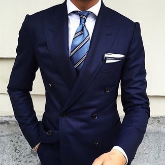 Dunkelblaue und weiße vertikal gestreifte Krawatte kombinieren – 94 Herren Outfits warm Wetter: Paaren Sie ein dunkelblaues Zweireiher-Sakko mit einer dunkelblauen und weißen vertikal gestreiften Krawatte für einen stilvollen, eleganten Look.