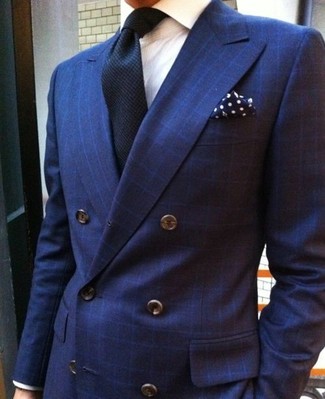 dunkelblaues Zweireiher-Sakko mit Schottenmuster, weißes vertikal gestreiftes Businesshemd, dunkelblaue Krawatte, dunkelblaues und weißes gepunktetes Einstecktuch für Herren