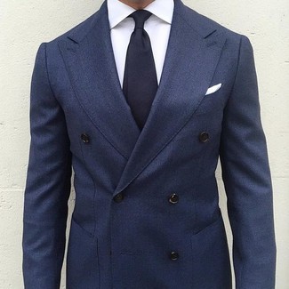 30 Jährige: Dunkelblaue Krawatte kombinieren – 500+ Elegante Herren Outfits warm Wetter: Machen Sie sich mit einem dunkelblauen Zweireiher-Sakko und einer dunkelblauen Krawatte einen verfeinerten, eleganten Stil zu Nutze.
