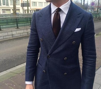 Dunkelbraune Krawatte kombinieren – 500+ Herren Outfits: Tragen Sie ein dunkelblaues Zweireiher-Sakko und eine dunkelbraune Krawatte, um vor Klasse und Perfektion zu strotzen.
