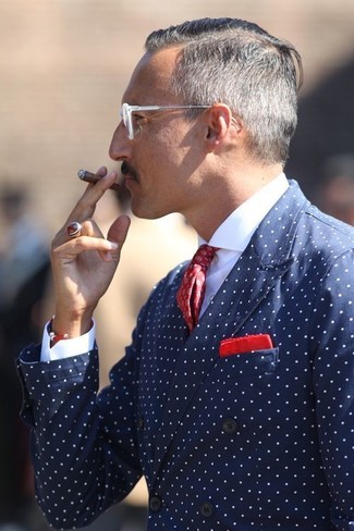 40 Jährige: Rotes und weißes Einstecktuch kombinieren – 59 Herren Outfits: Kombinieren Sie ein dunkelblaues gepunktetes Zweireiher-Sakko mit einem roten und weißen Einstecktuch für einen entspannten Wochenend-Look.