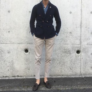 30 Jährige: Welche Sakkos mit blauen Langarmhemdes zu tragen – 252 Herren Outfits: Entscheiden Sie sich für ein Sakko und ein blaues Langarmhemd für einen stilvollen, eleganten Look. Fühlen Sie sich ideenreich? Entscheiden Sie sich für schwarzen Leder Slipper mit Quasten.
