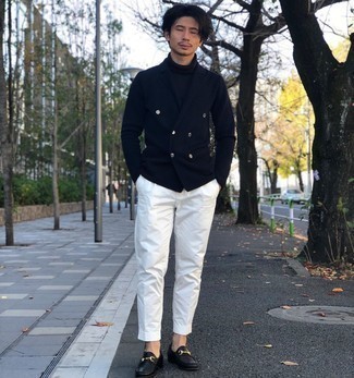 Wie dunkelblaues Sakko mit weißer Anzughose zu kombinieren – 177 Herren Outfits warm Wetter: Kombinieren Sie ein dunkelblaues Sakko mit einer weißen Anzughose für einen stilvollen, eleganten Look. Komplettieren Sie Ihr Outfit mit schwarzen Leder Slippern.