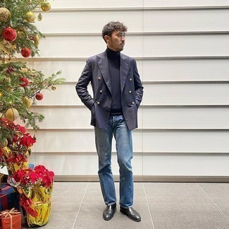 Welche Jeans mit dunkelblauen Zweireiher-Sakkos zu tragen – 52 Smart-Casual Herbst Herren Outfits: Kombinieren Sie ein dunkelblaues Zweireiher-Sakko mit Jeans für ein bequemes Outfit, das außerdem gut zusammen passt. Fühlen Sie sich mutig? Vervollständigen Sie Ihr Outfit mit schwarzen Chelsea Boots aus Leder. Dieses Outfit eignet sich perfekt für den Herbst.