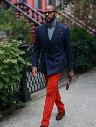 30 Jährige: Welche Doppelmonks mit roter Anzughose zu tragen – 3 Herren Outfits: Paaren Sie ein dunkelblaues Zweireiher-Sakko mit einer roten Anzughose für einen stilvollen, eleganten Look. Wenn Sie nicht durch und durch formal auftreten möchten, entscheiden Sie sich für Doppelmonks.