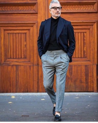 Dunkelblaues Zweireiher-Sakko kombinieren – 500+ Elegante Herren Outfits: Vereinigen Sie ein dunkelblaues Zweireiher-Sakko mit einer grauen Wollanzughose für eine klassischen und verfeinerte Silhouette. Fühlen Sie sich ideenreich? Komplettieren Sie Ihr Outfit mit schwarzen Leder Slippern mit Quasten.