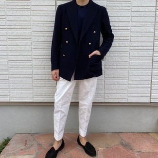 Schwarze Samt Slipper kombinieren – 228 Herren Outfits: Kombinieren Sie ein dunkelblaues Zweireiher-Sakko mit einer weißen Anzughose, um vor Klasse und Perfektion zu strotzen. Fühlen Sie sich mutig? Entscheiden Sie sich für schwarzen Samt Slipper.