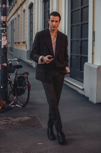 30 Jährige: Welche Anzughosen mit beige Langarmhemdes zu tragen – 10 Elegante Herren Outfits: Kombinieren Sie ein beige Langarmhemd mit einer Anzughose für eine klassischen und verfeinerte Silhouette. Schwarze Chelsea Boots aus Leder sind eine gute Wahl, um dieses Outfit zu vervollständigen.