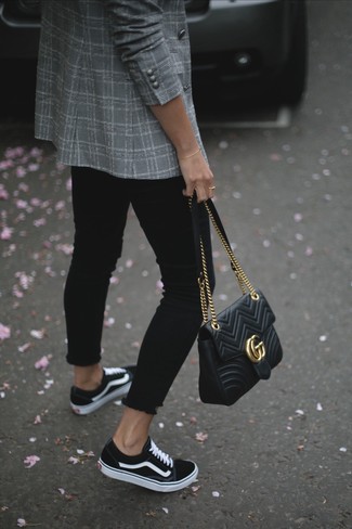 graues Zweireiher-Sakko mit Schottenmuster, schwarze enge Jeans, schwarze und weiße Segeltuch niedrige Sneakers, schwarze gesteppte Satchel-Tasche aus Leder für Damen