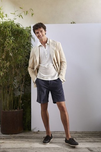 Weißen Polo Pullover kombinieren – 74 Herren Outfits: Kombinieren Sie einen weißen Polo Pullover mit dunkelblauen Shorts, um einen modischen Freizeitlook zu kreieren. Suchen Sie nach leichtem Schuhwerk? Vervollständigen Sie Ihr Outfit mit schwarzen Leder Bootsschuhen für den Tag.