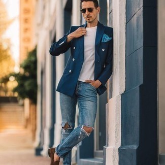 40 Jährige: Hellblaues bedrucktes Einstecktuch kombinieren – 1 Smart-Casual Herren Outfits: Vereinigen Sie ein dunkelblaues Zweireiher-Sakko mit einem hellblauen bedruckten Einstecktuch, um mühelos alles zu meistern, was auch immer der Tag bringen mag. Machen Sie Ihr Outfit mit braunen Wildleder Slippern eleganter.