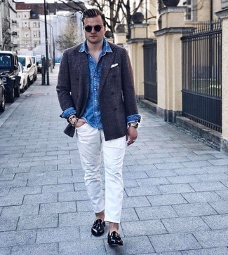 Blaues Jeanshemd kombinieren – 764+ Herren Outfits: Vereinigen Sie ein blaues Jeanshemd mit weißen Jeans mit Destroyed-Effekten für einen entspannten Wochenend-Look. Putzen Sie Ihr Outfit mit schwarzen Leder Slippern mit Quasten.